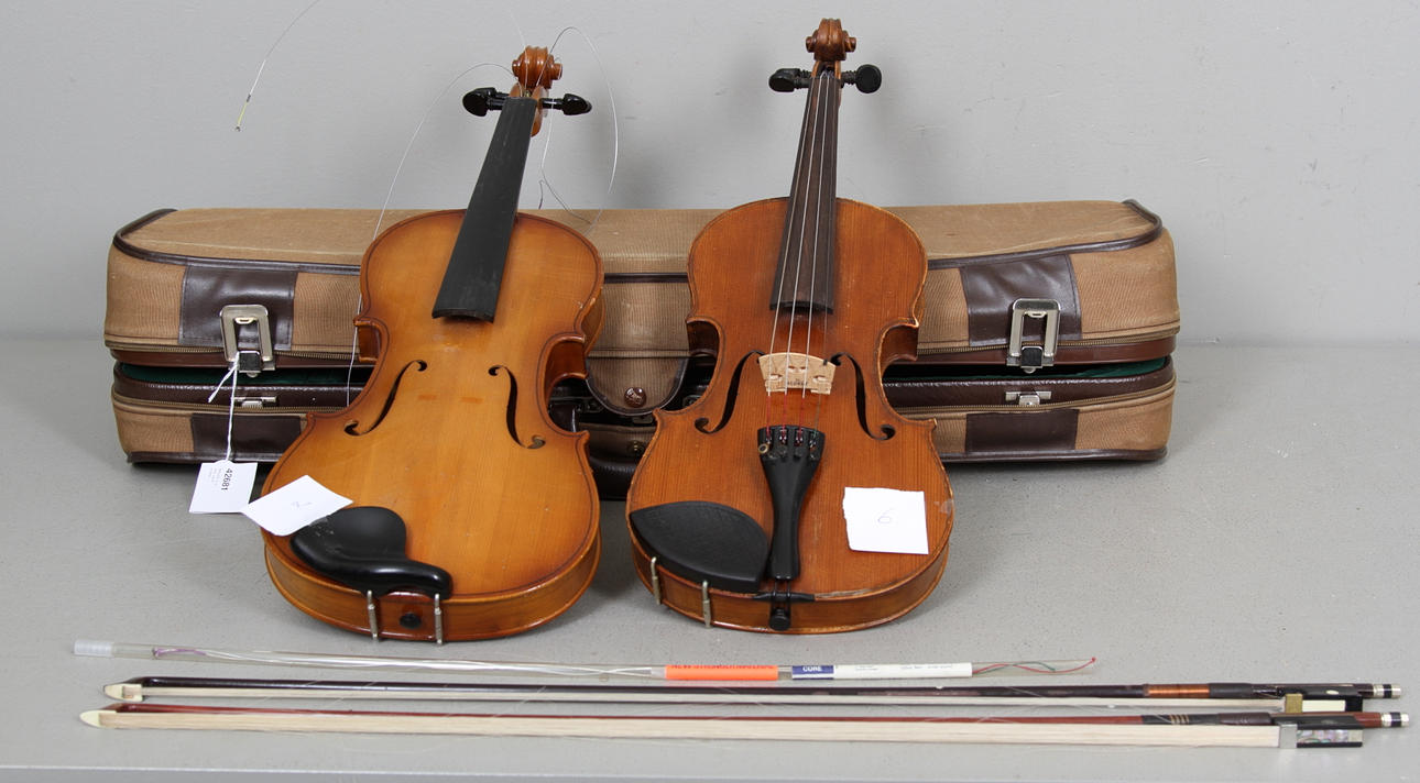 FIOLER, 2 st, i låda, samt stråkar.