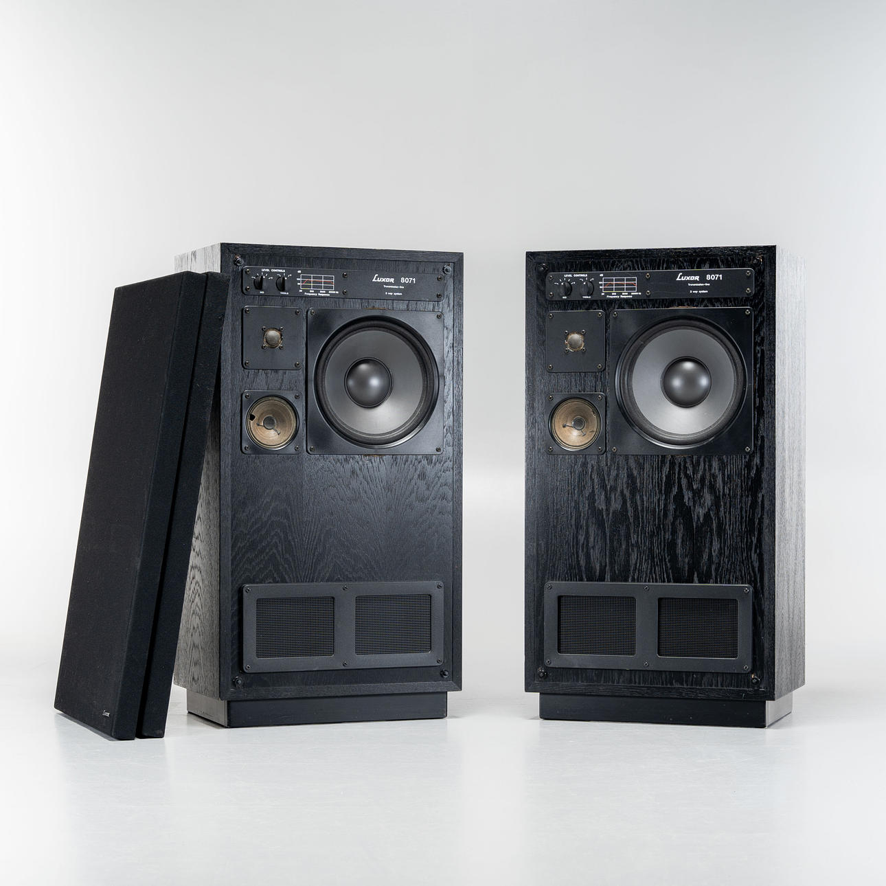 LUXOR 8071. Et par gulvhøjttalere, Træ.