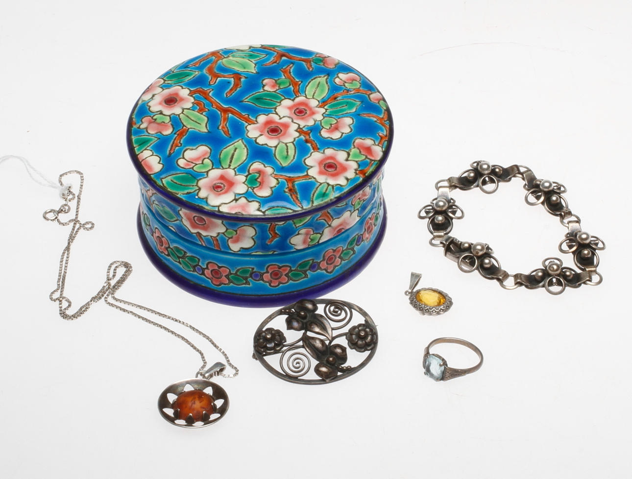 SILVERSMYCKEN, 5 delar samt SMYCKESDOSA, porslin, Longwy, Frankrike.