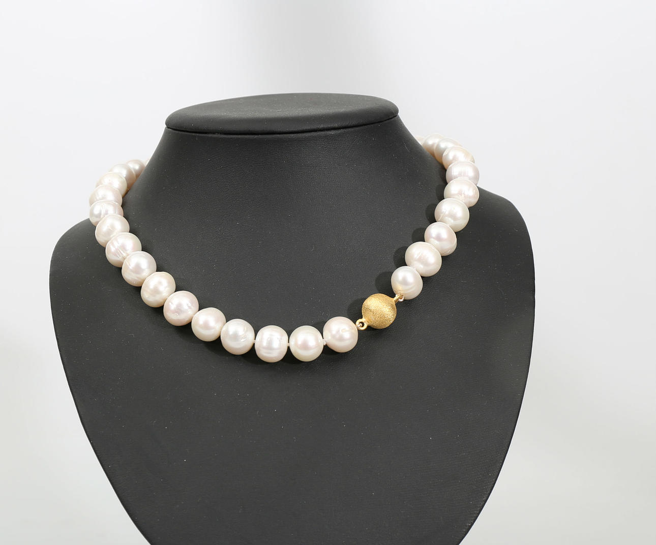 COLLIER, odlade vita sötvattenspärlor, 11-12 mm, magnetlås i förgyllt sterlingsilver, 2000-tal.