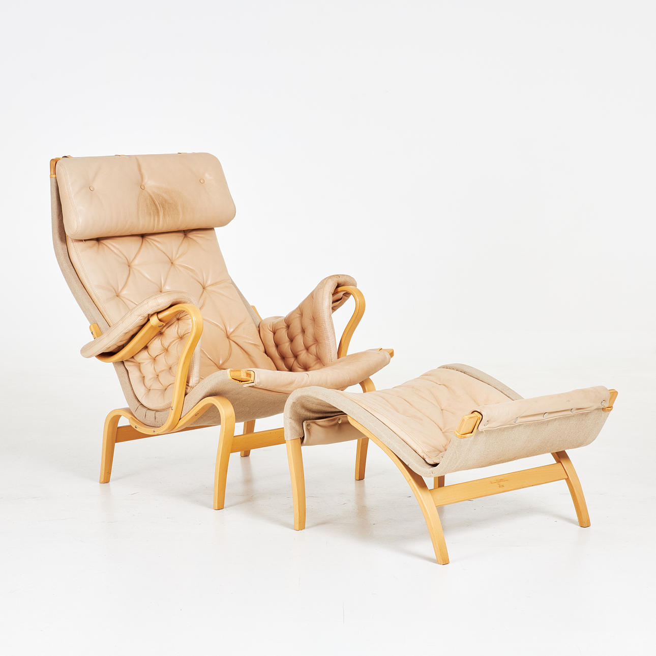 BRUNO MATHSSON. Sessel mit Hocker, „Pernilla“, Sessel, DUX, gepolstert, mit Lederpolsterung, Brand- und Ablageschmack.