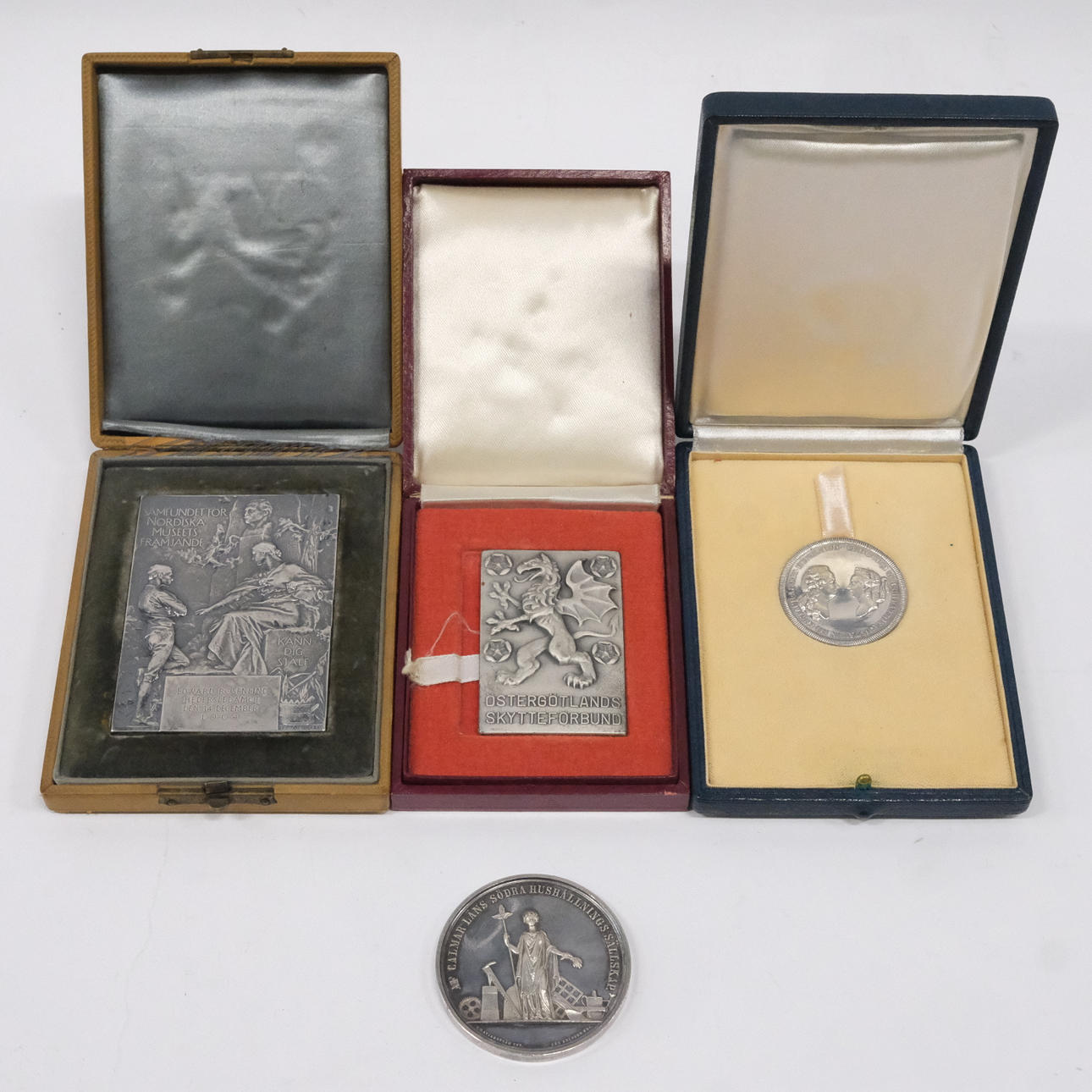 MITALIT, HOPEAA, NELJÄ KAPPALETTA.