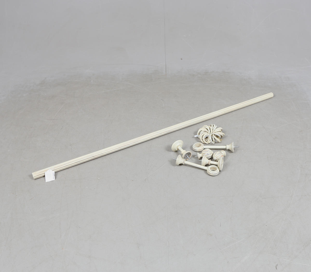 WINDOW GARNISH, Twetman, contemporary.