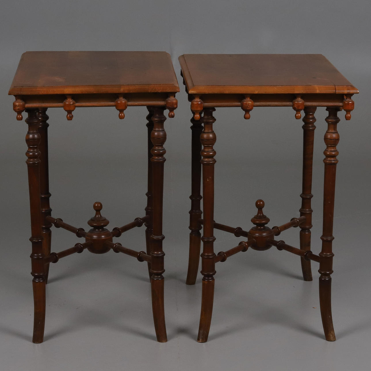 Ein Paar Fenstertische im Neorenaissance-Stil.