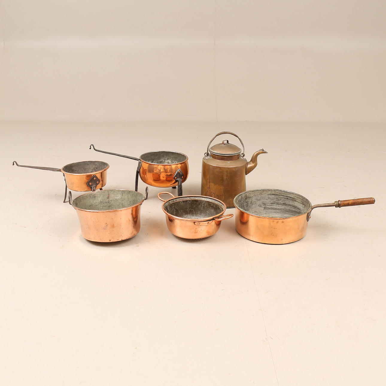 Un conjunto de 6 objetos de cobre, siglo 1800/XX.