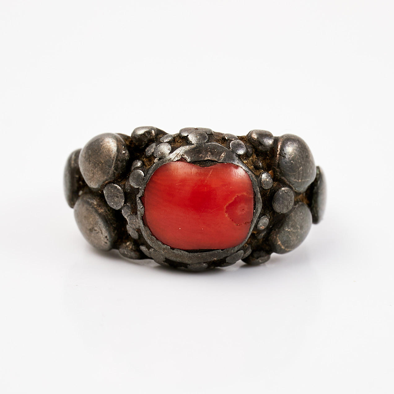 RING, 1800-tal, Silver, infattad korall, ostämplad.