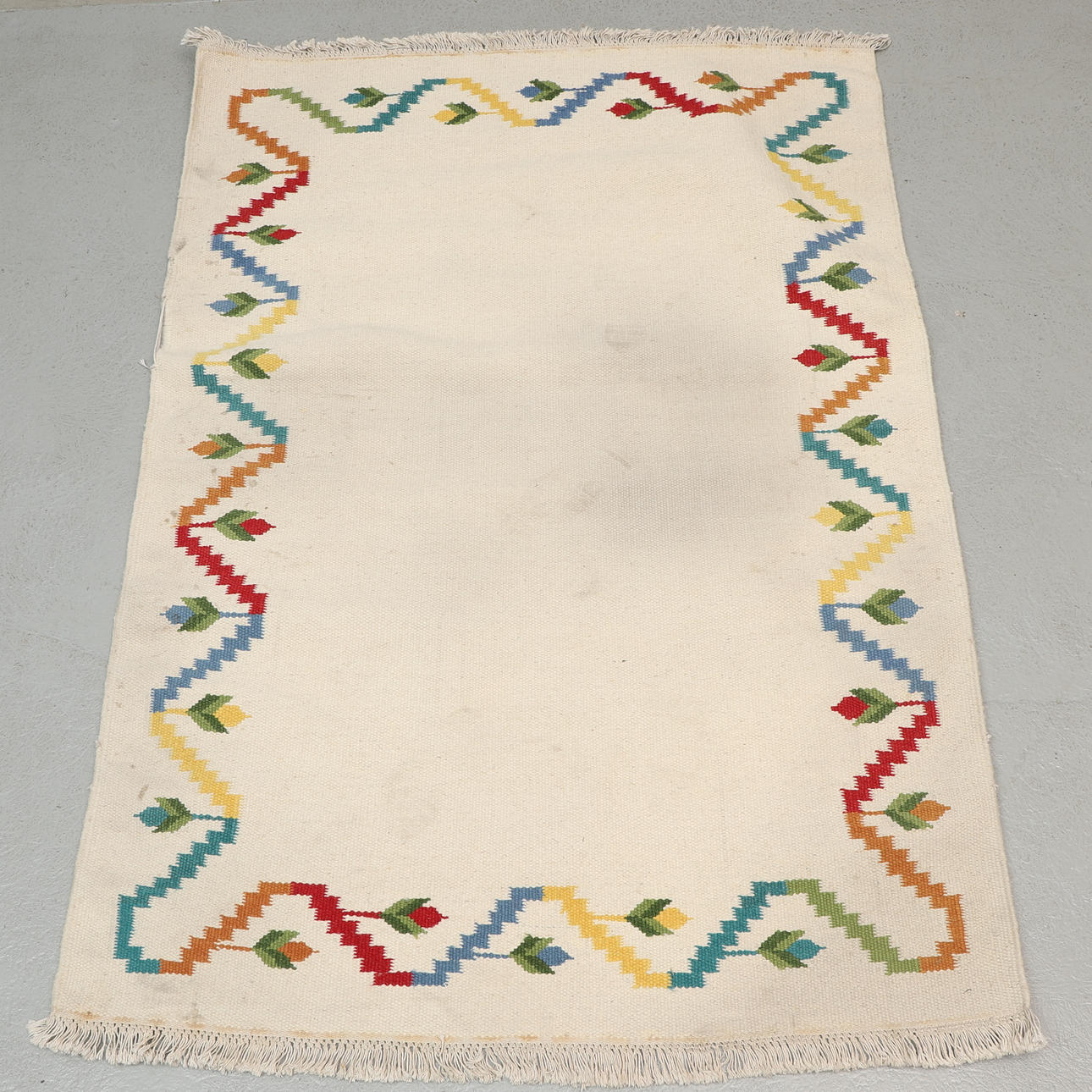 YARROW CANVAS, border with floral motif, approx 209x140 cm.