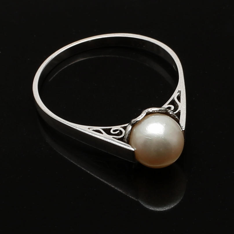 PÄRLRING, 18 K vitguld med odlad pärla, 1960-tal.
