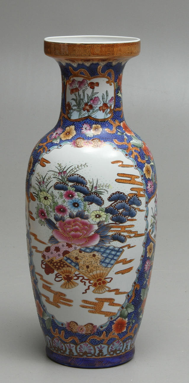 DEKORATIV GOLVAS, porslin, Kina, 1900-talets andra hälft.