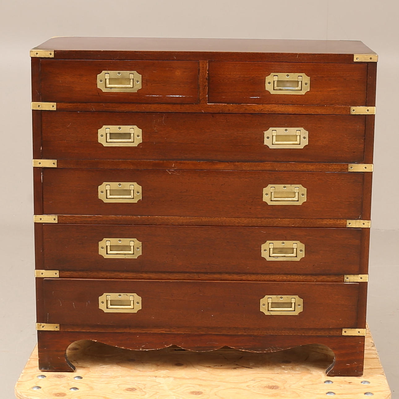 Kommode af skuffer, bejdset træ, engelsk stil.