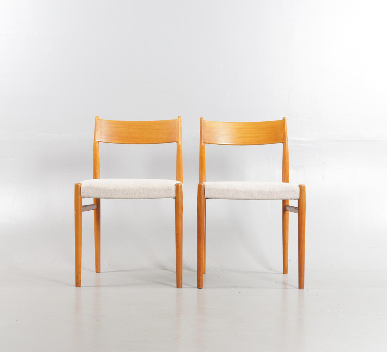 ARNE VODDER. A pair of dining chairs with mahogany frame, seats upholstered in wool, manufactured at Sibast Møbler, model '418' (2).