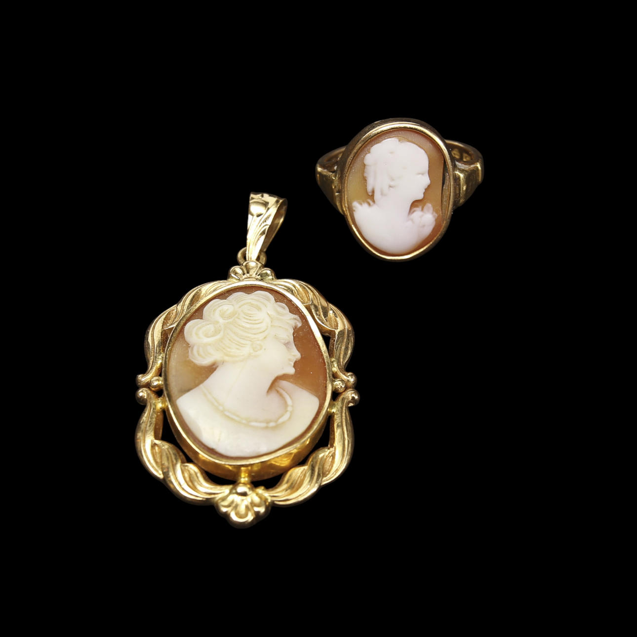 ANHÄNGER MIT KAMEL UND RING MIT NOCKEN, 18 KARAT GOLD.