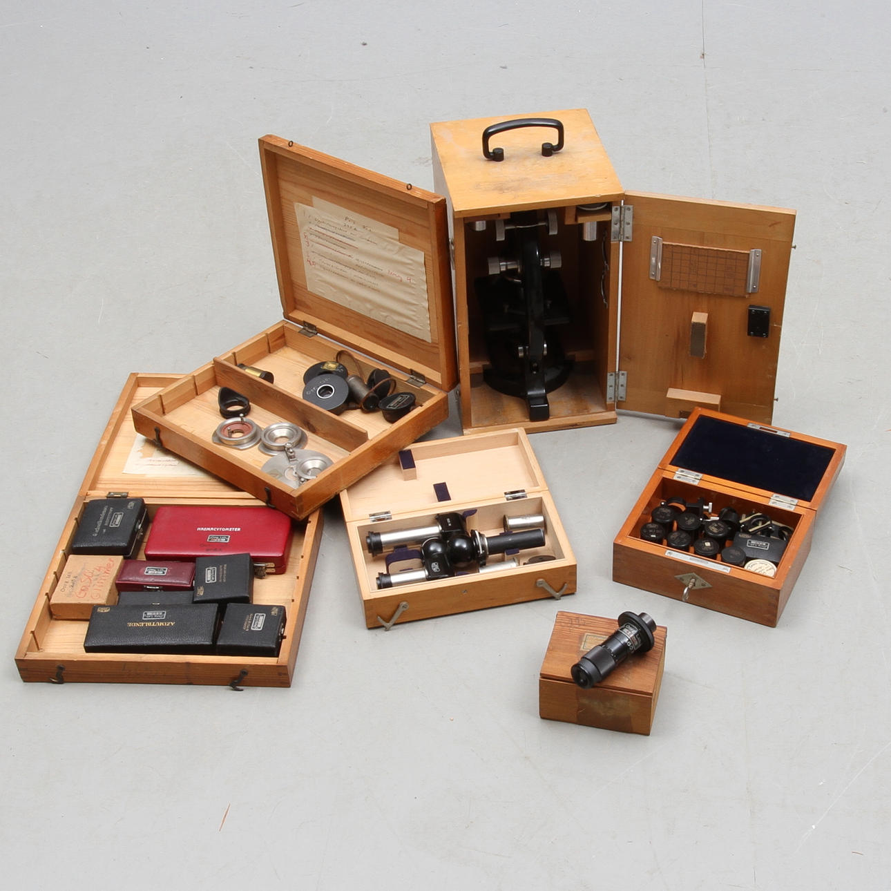 MIKROSKOP, Carl Zeiss, TILLBEHÖR, till mikroskop, 4 trälådor, 1900-tal.