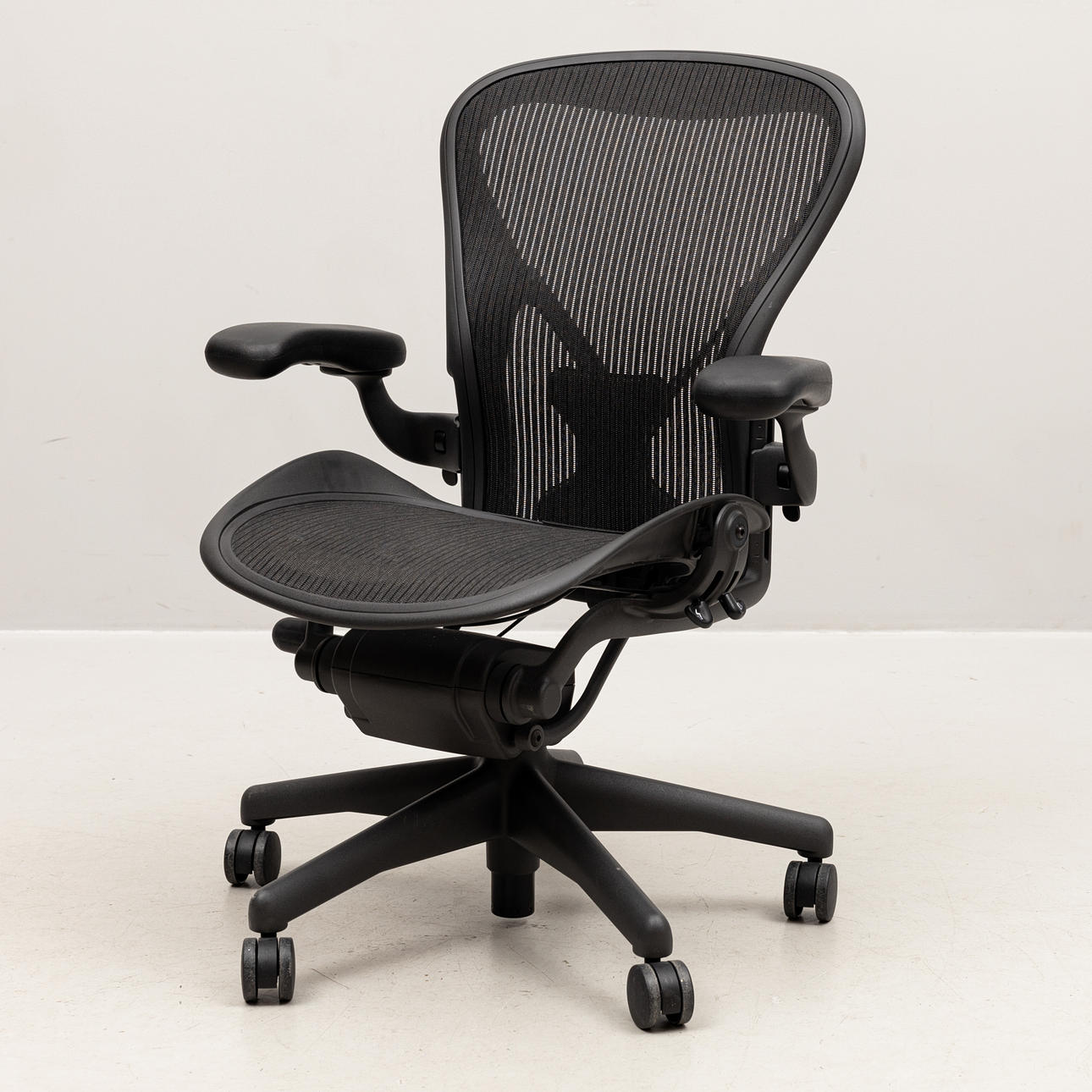 HERMAN MILLER. KONTORSTOL „Aeron Chair“ grå-sort.