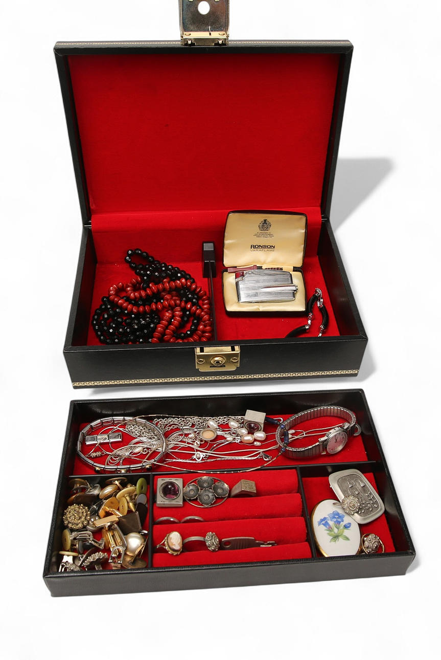 JEWELRY BOX WITH BIJOUTERIE.