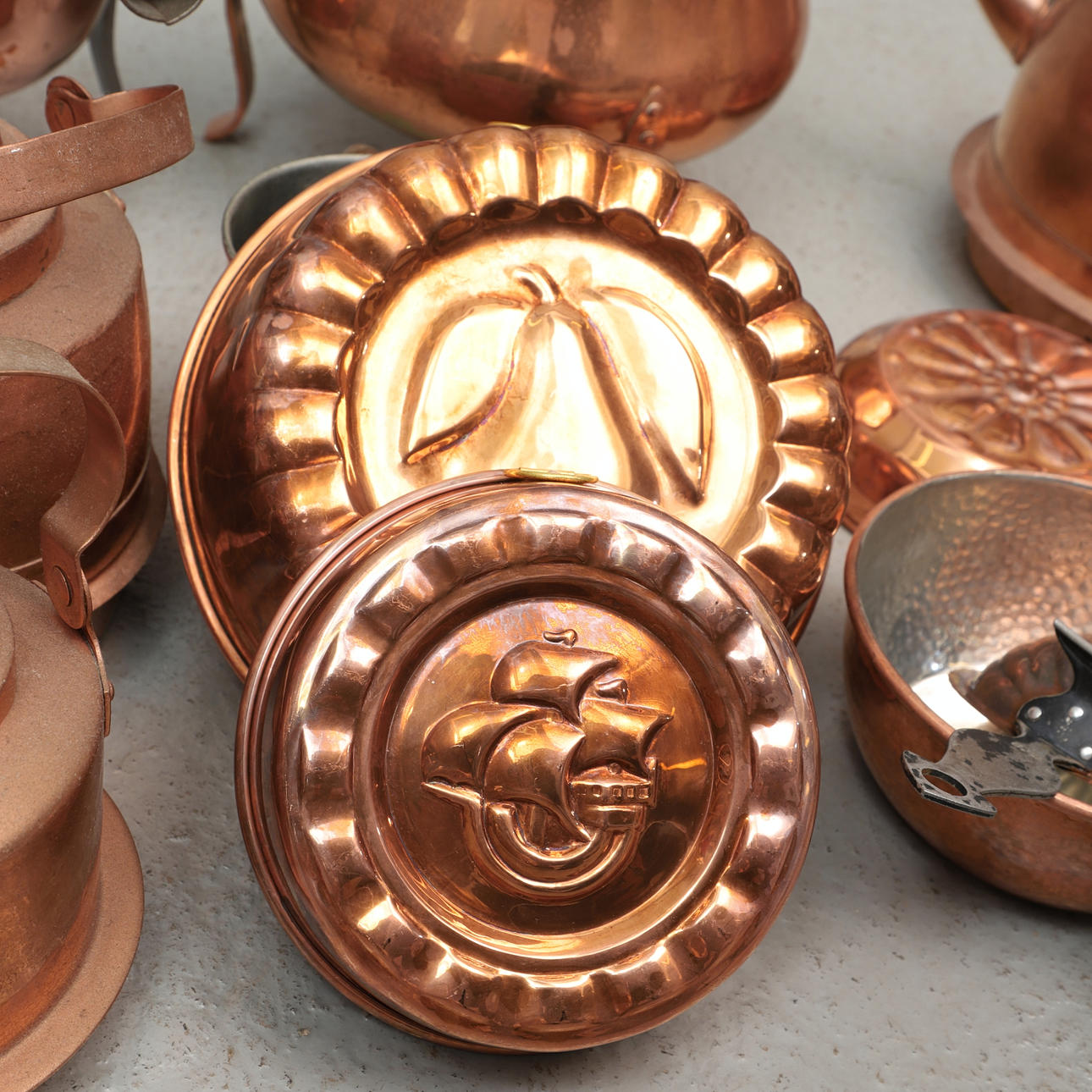 OBJETOS DE COBRE, 13 piezas, incluidas cafeteras.