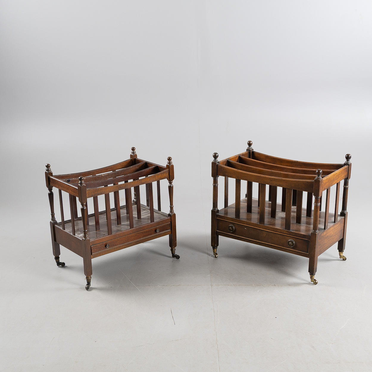 TIDNINGSSTÄLL, 2 stycken, engelskstil, 1900-talets andra hälft.