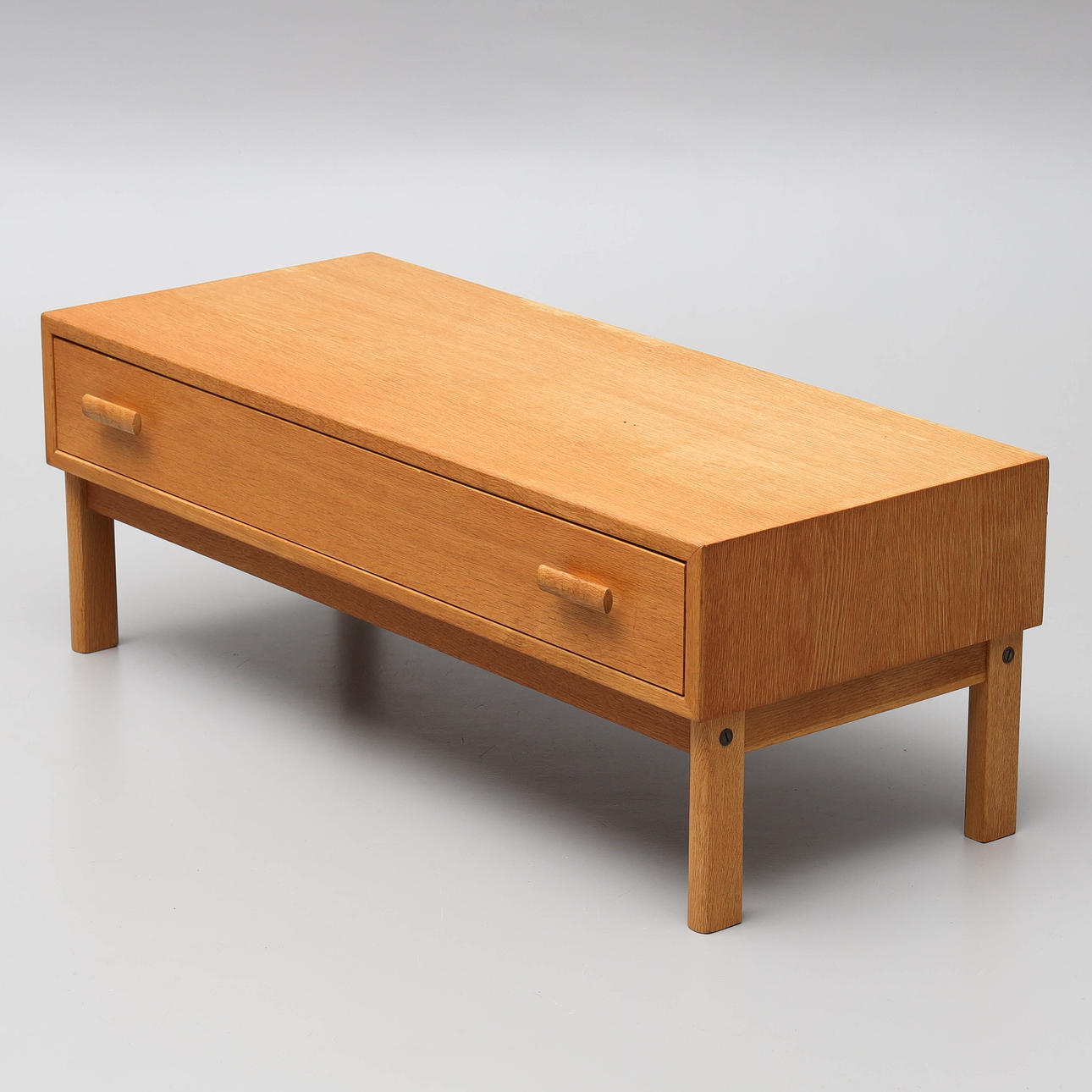 Hallbureau, egetræsfineret fra 1960'erne.