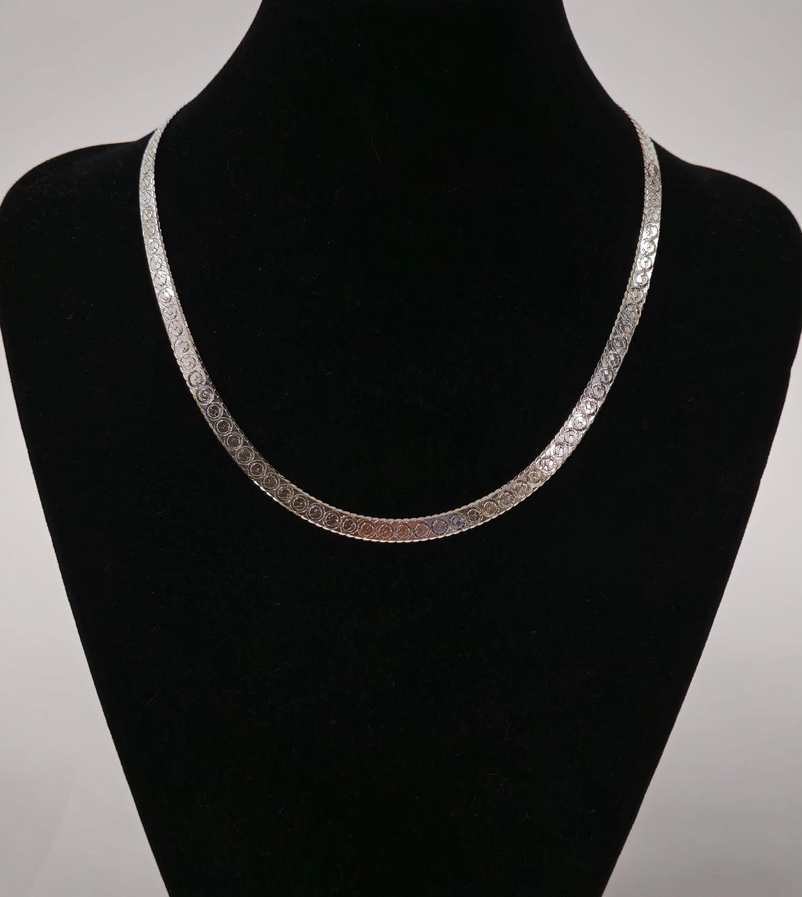 GARGANTILLA SEMI-RIGÍDA EN PLATA DE LEY.