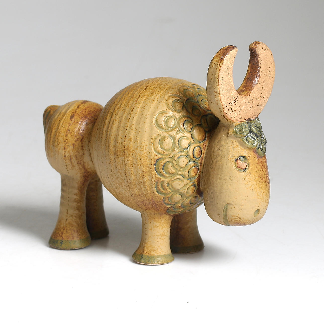 FIGURIN, stengods, "Buffel" från serien Jura. Lisa Larson. Gustavsberg, 1971.