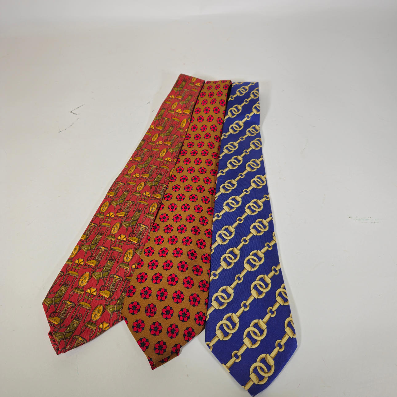 GUCCI, GUCCI, VALENTINO. THREE PRINTED SILK TIES.