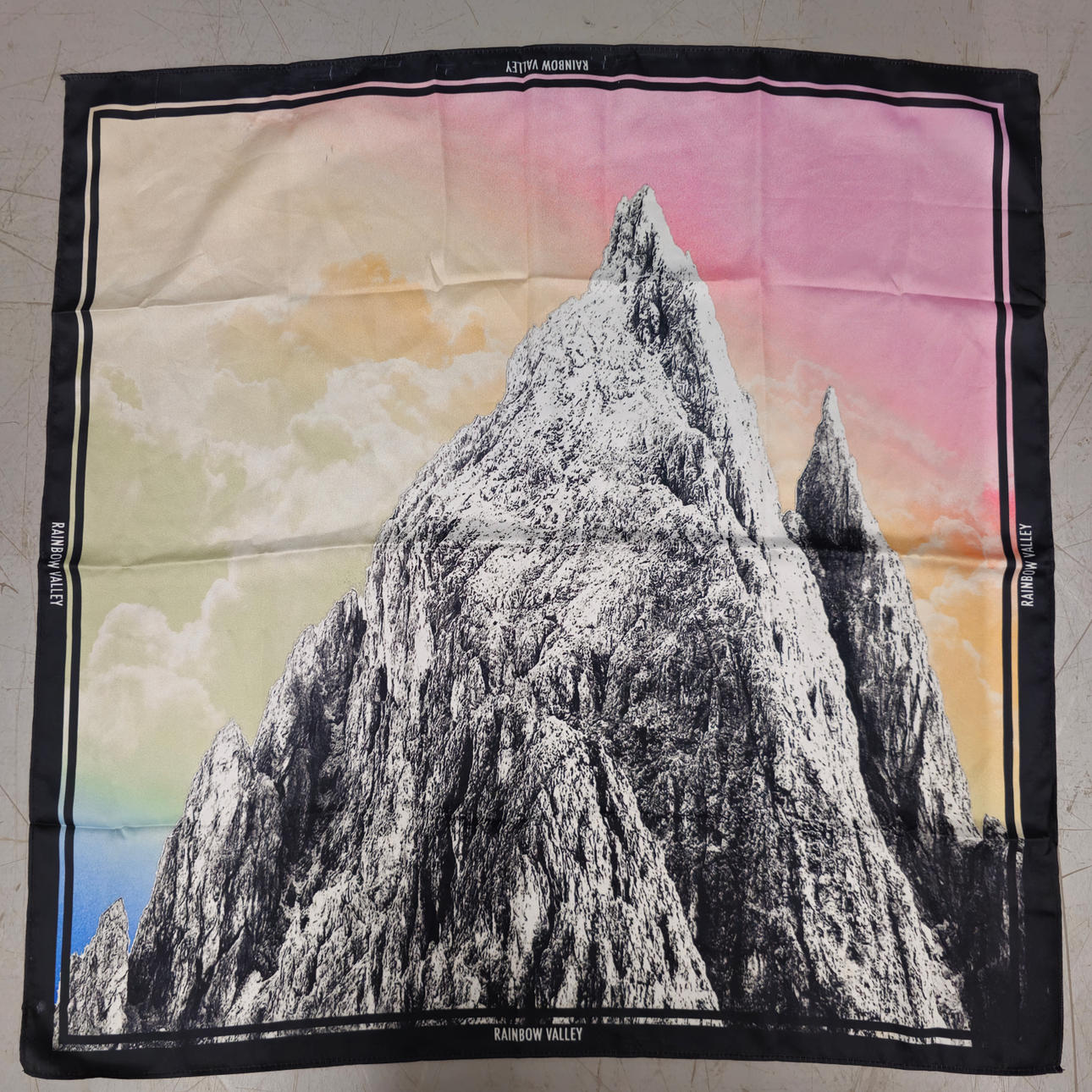 HALSTUCH IM REGENBOGEN-TAL BERGGIPFEL. SEIDE.