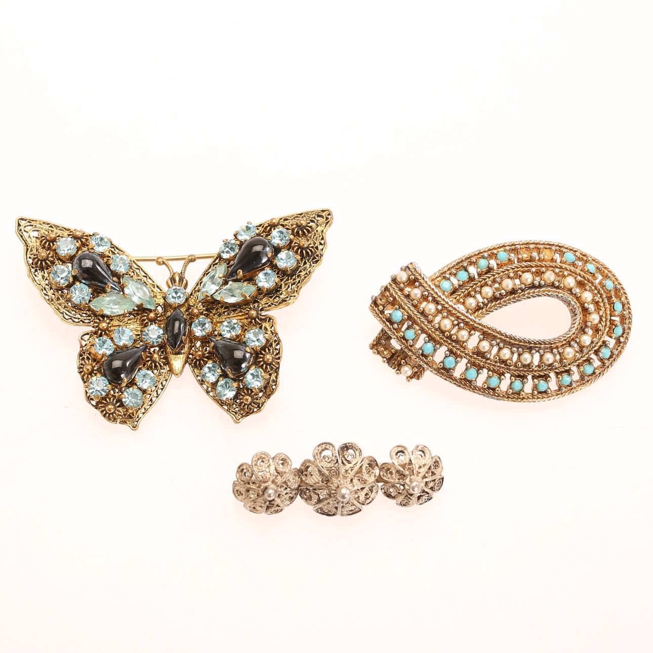 BROOCHES, 3 pieces.