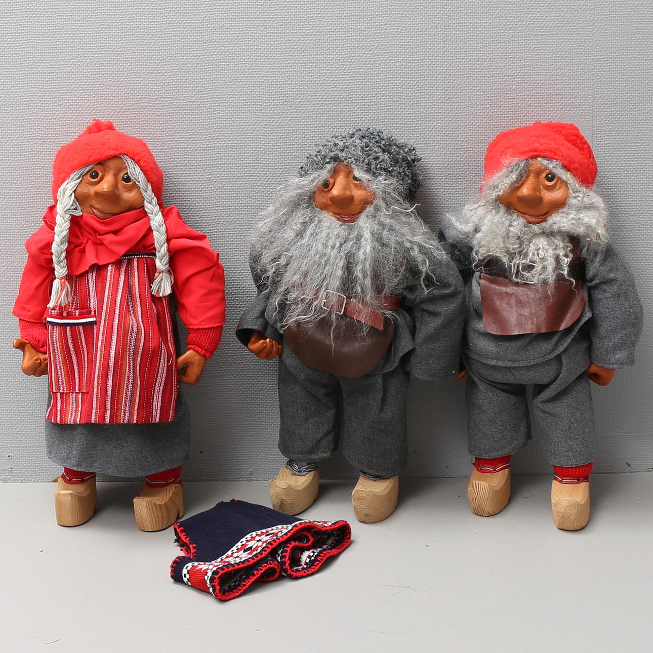 TOMTAR, 3 st, hemslöjdsarbete.