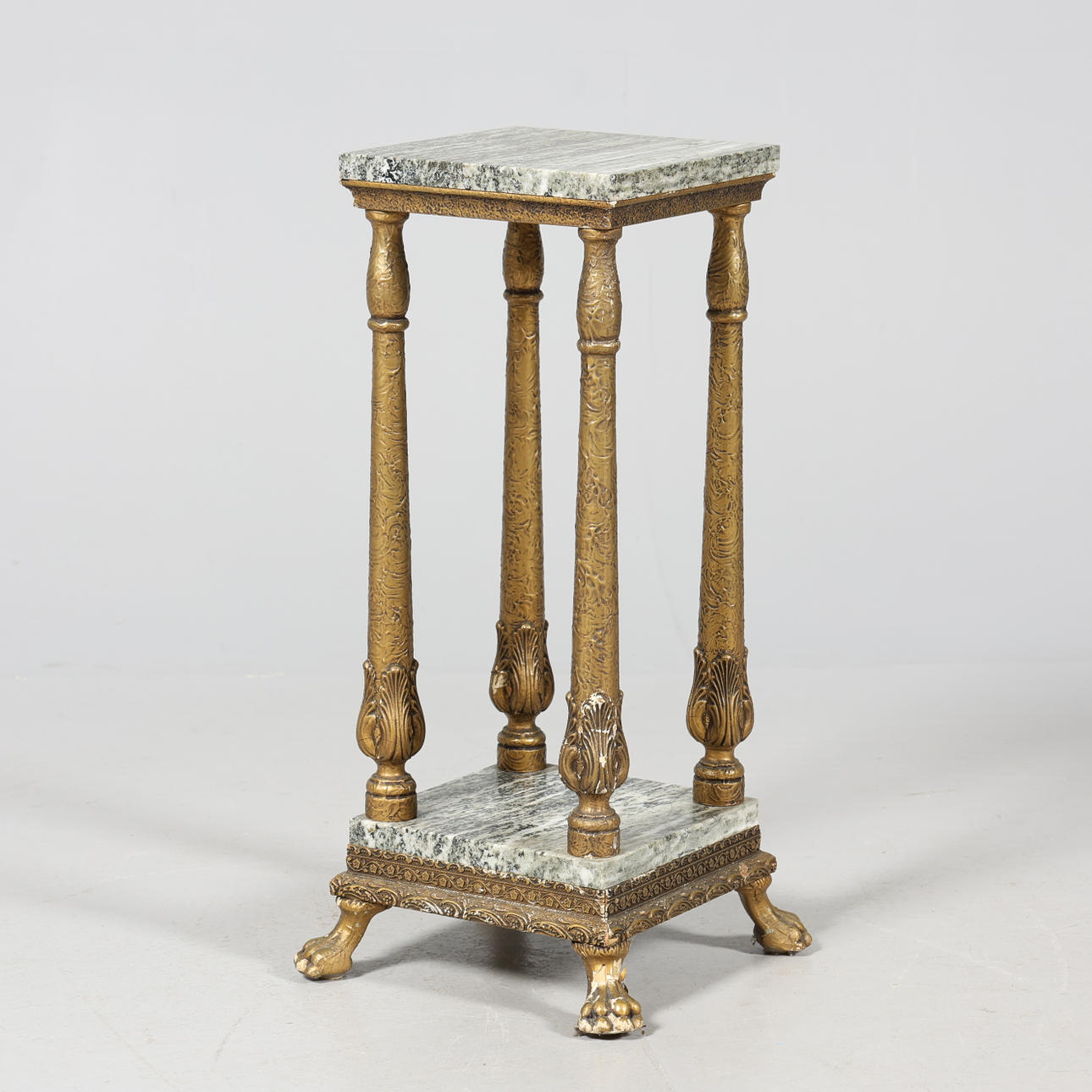 PODEST mit Steinplatte.