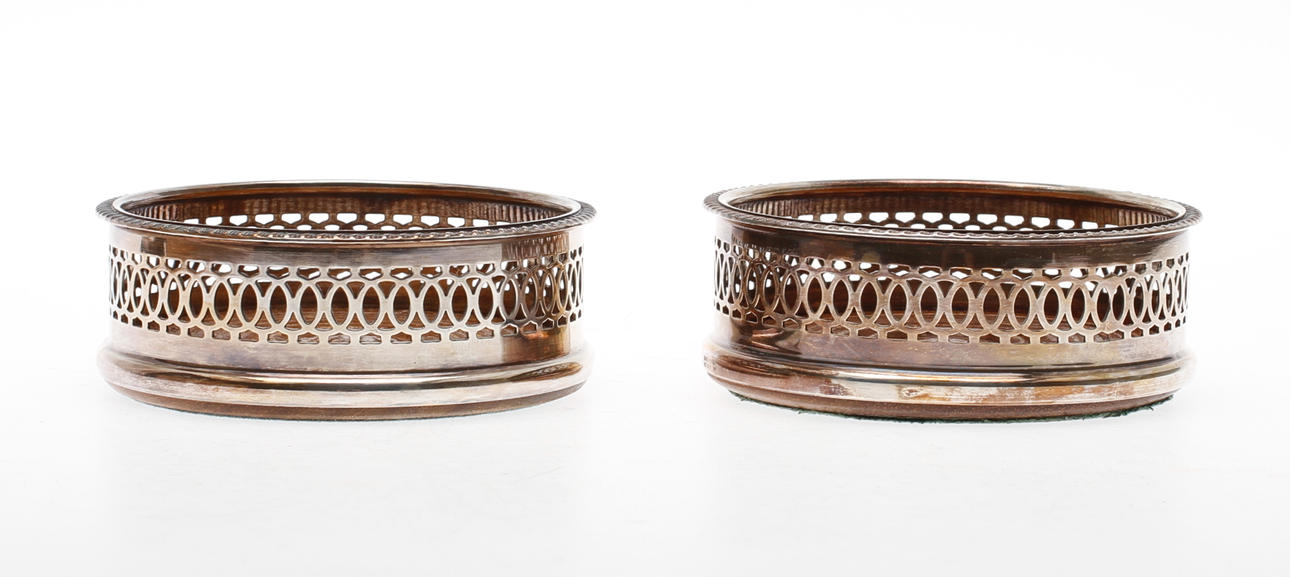 COASTER, ett par, nysilver, England, 1900-tal.