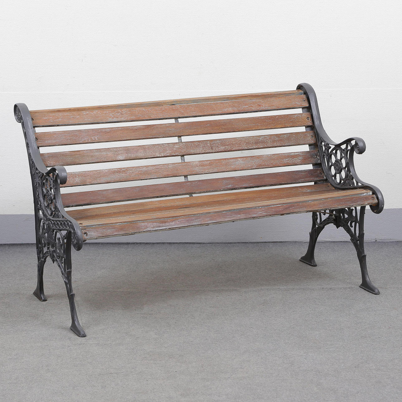 SOFA AUS GUSSEISEN, 20. JAHRHUNDERT.