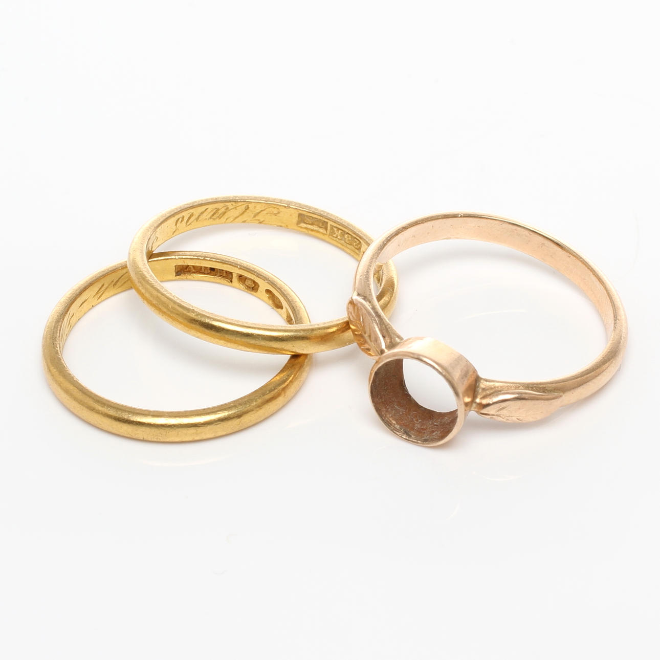 RINGAR, 2 st 23k guld samt 1 st 14k guld, 1900-tal.