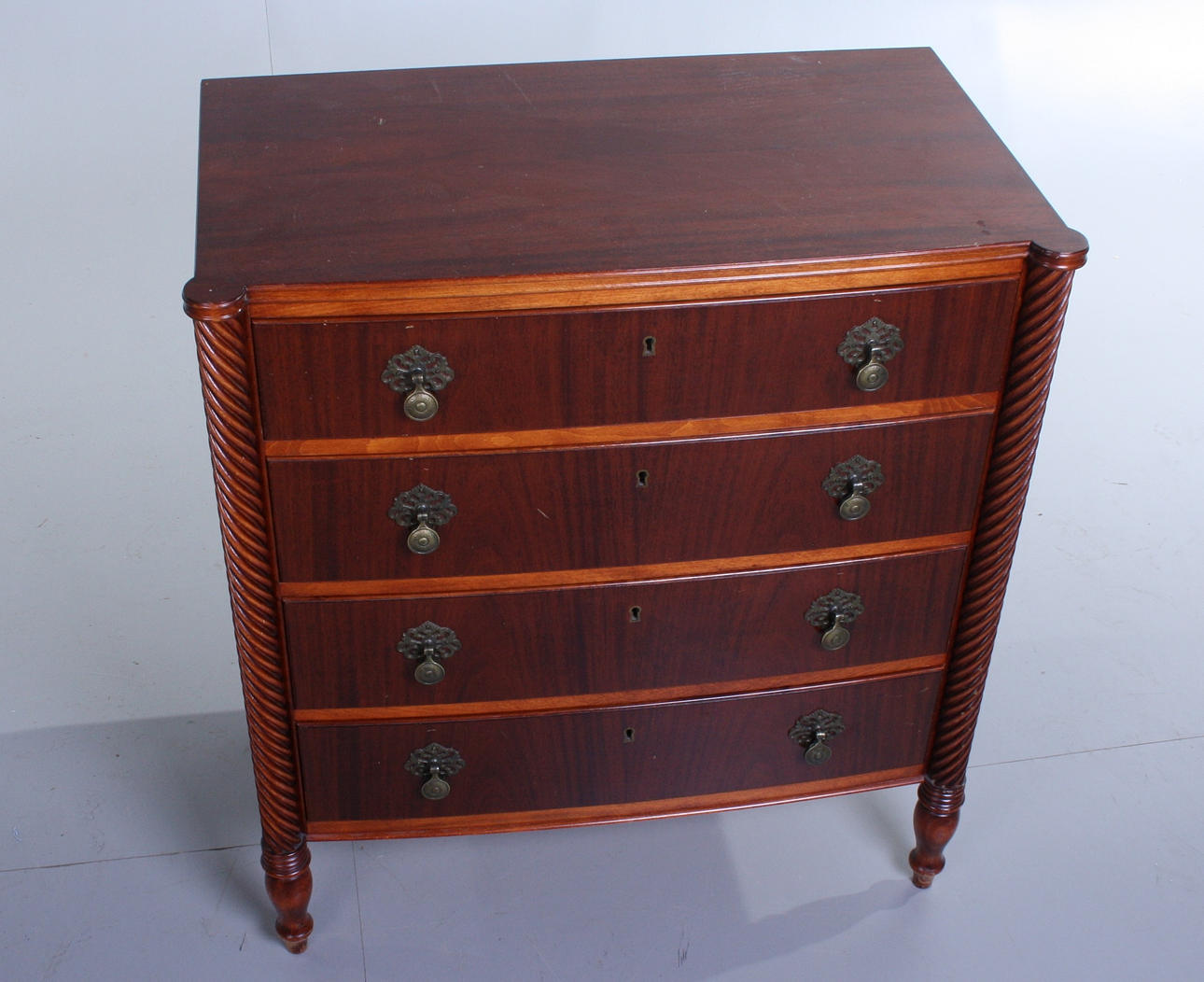 STILBYRÅ, 4 lådig, mahogny.