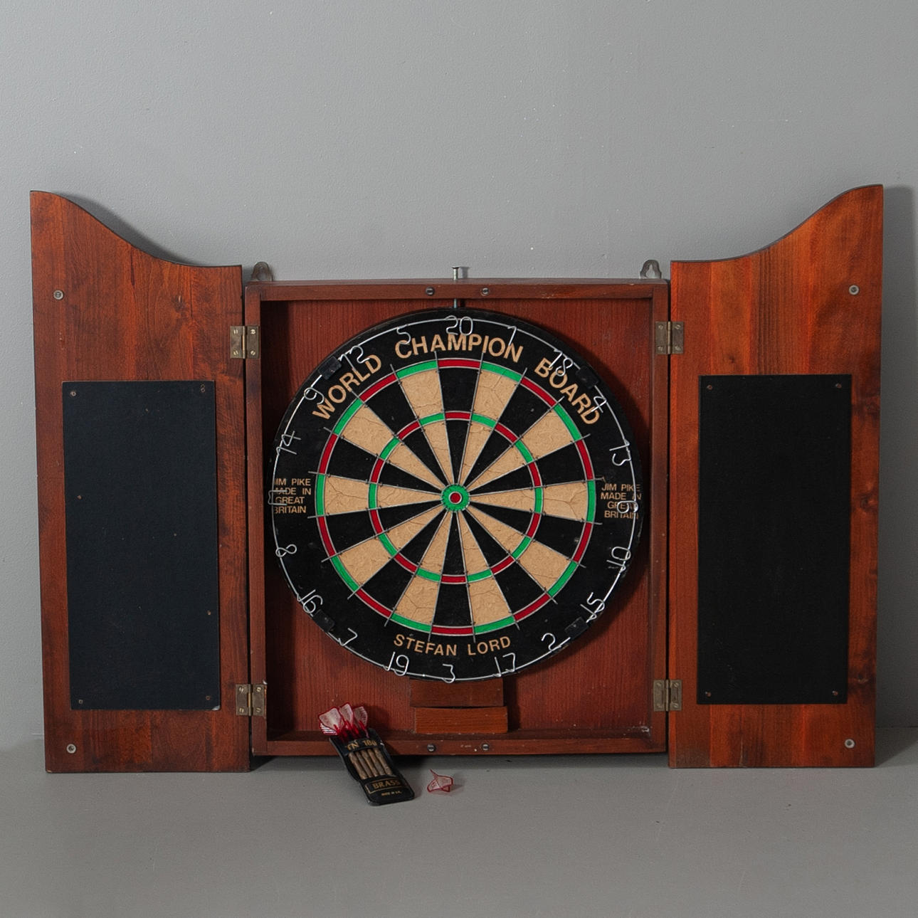 DARTTAVLA, STEFAN LORD INKL SKÅP.