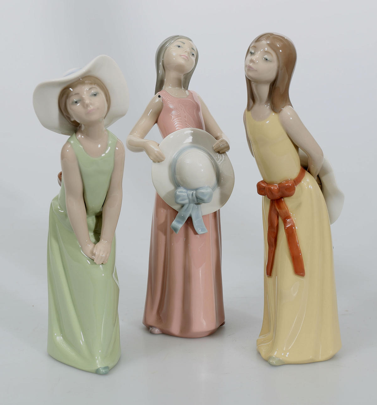 FIGURINER, porslin, Flickor med vita hattar, 3 stycken, Lladro.