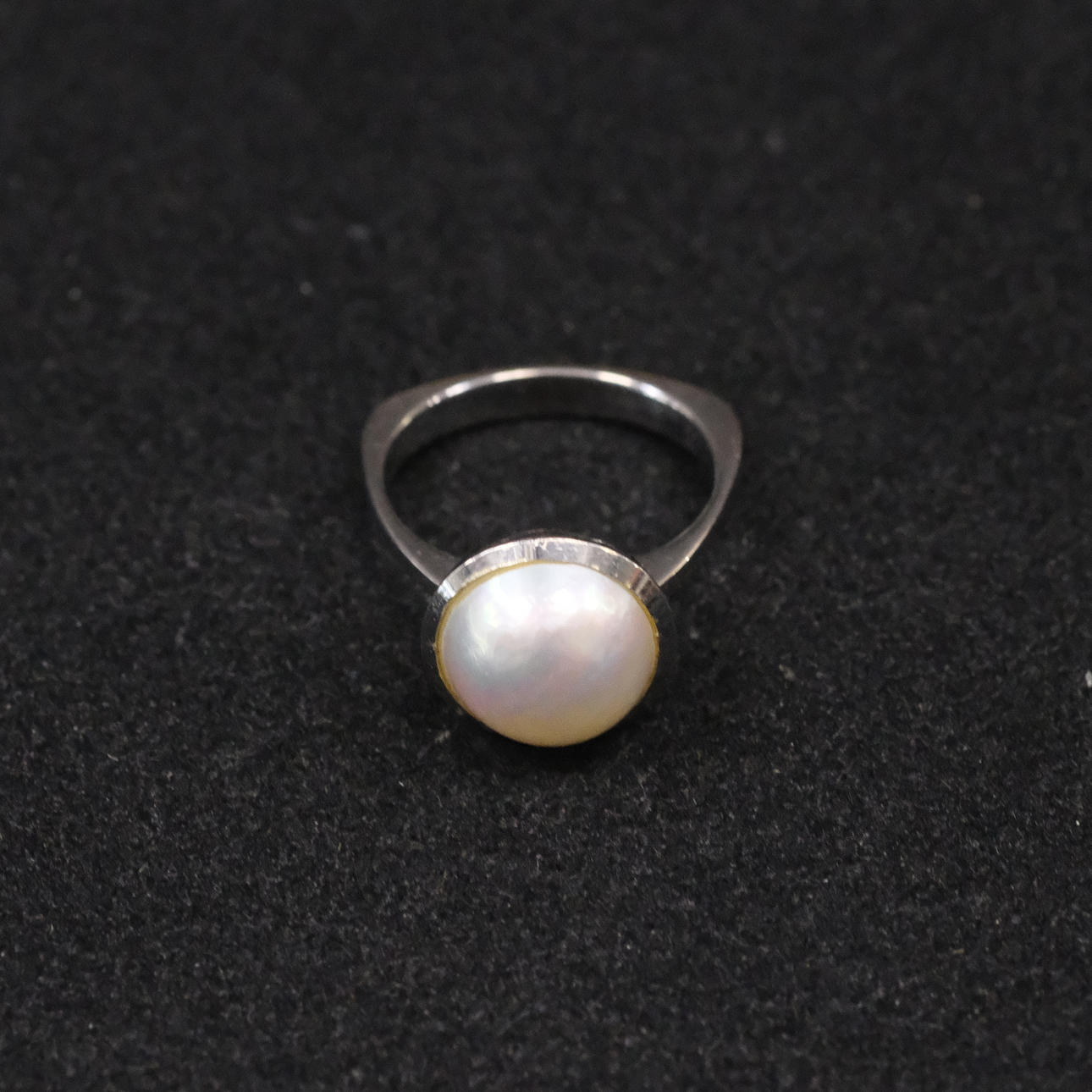 RING MED MABÉ PERLE, 18 KT. GULD.