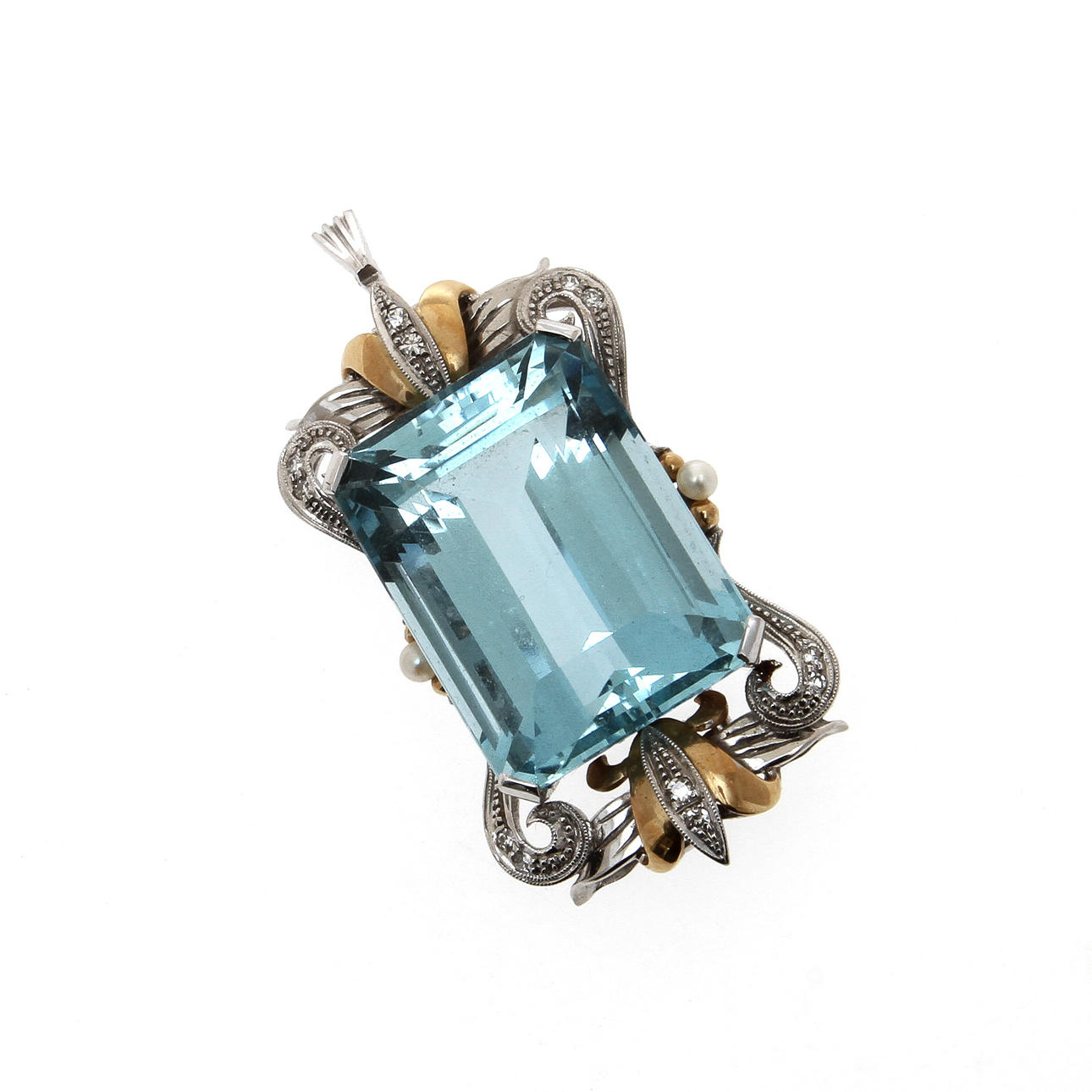 HÄNGE/BROSCH, 18K vit- samt rödguld med akvamarin, ca 41 ct, orientaliska pärlor samt diamanter, totalt ca 0,08 ct, Ceson, Göteborg, 1957. Vikt 21,4 g.