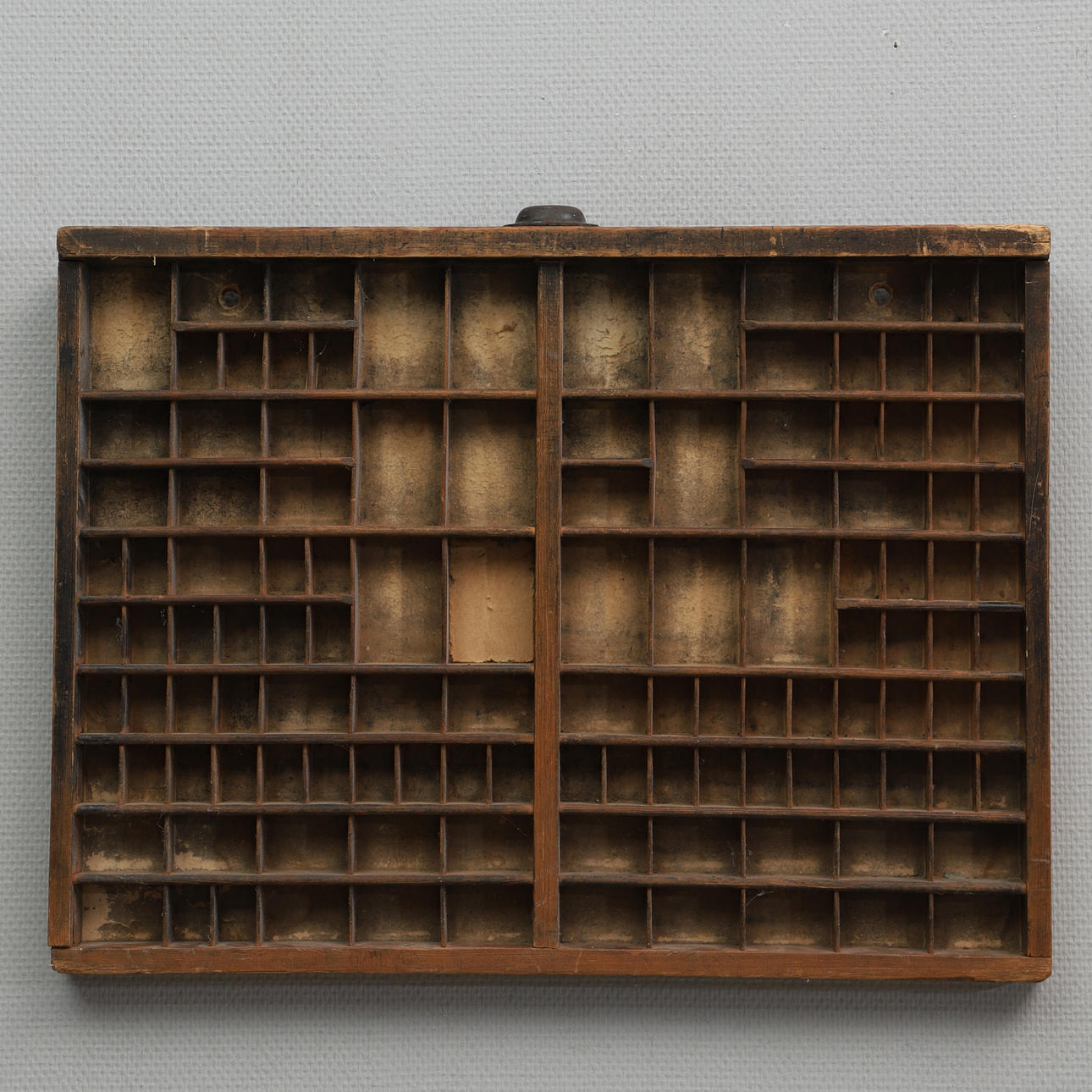 KASTHYLLA, trä, 1900-talets första hälft.