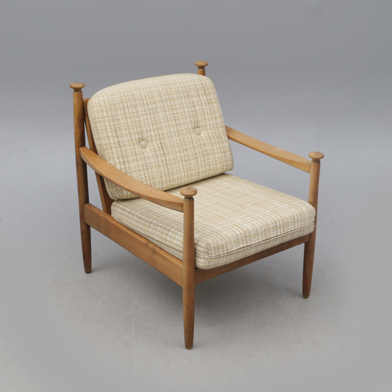 ERIC MERTHEN. Lænestol, træ, med tekstilpuder.