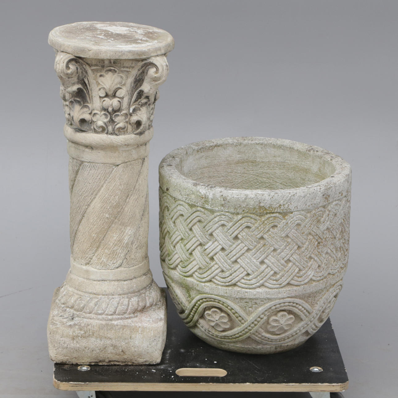 GARTENPODEST, mit URNE, Beton.