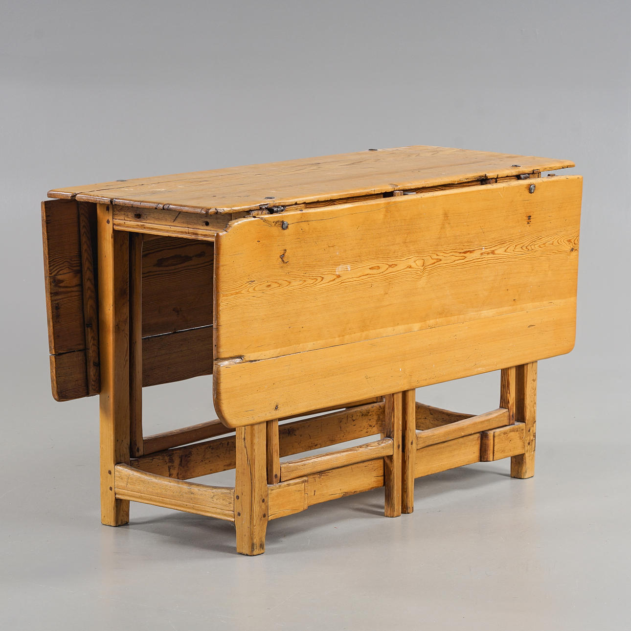 An Allmoge percussion table, 19th century.