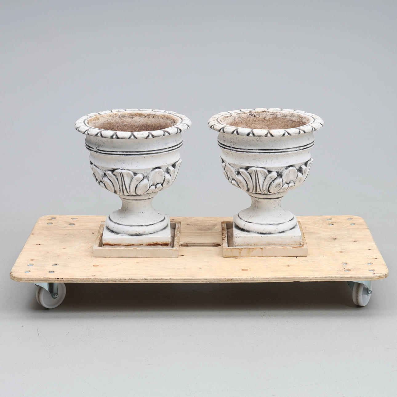 URNS ONE PAIR, concrete.