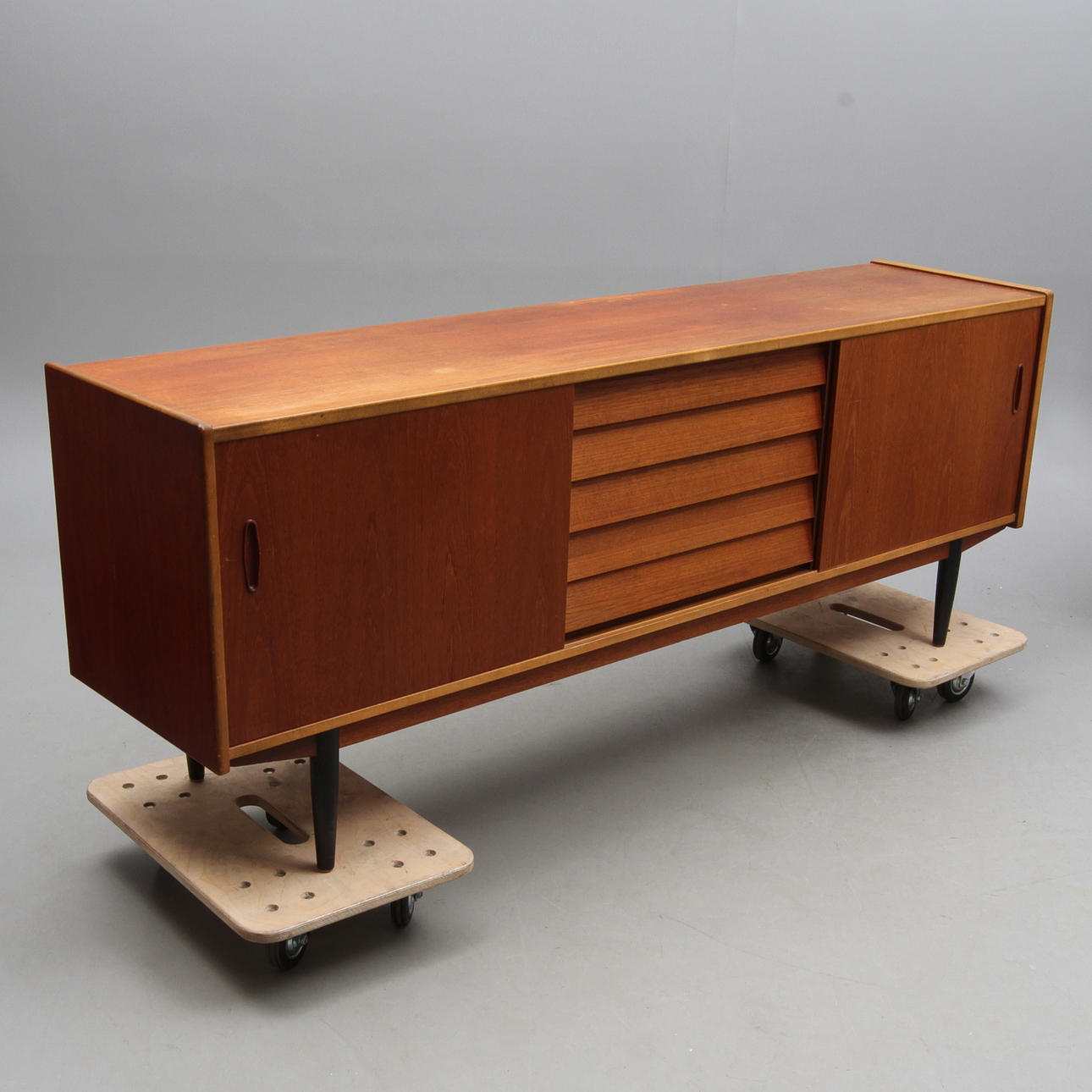 SIDEBOARD, "Trio", design Nils Jonsson, ur "Bra bohag"-serien, Troeds, 1900-talets andra hälft.