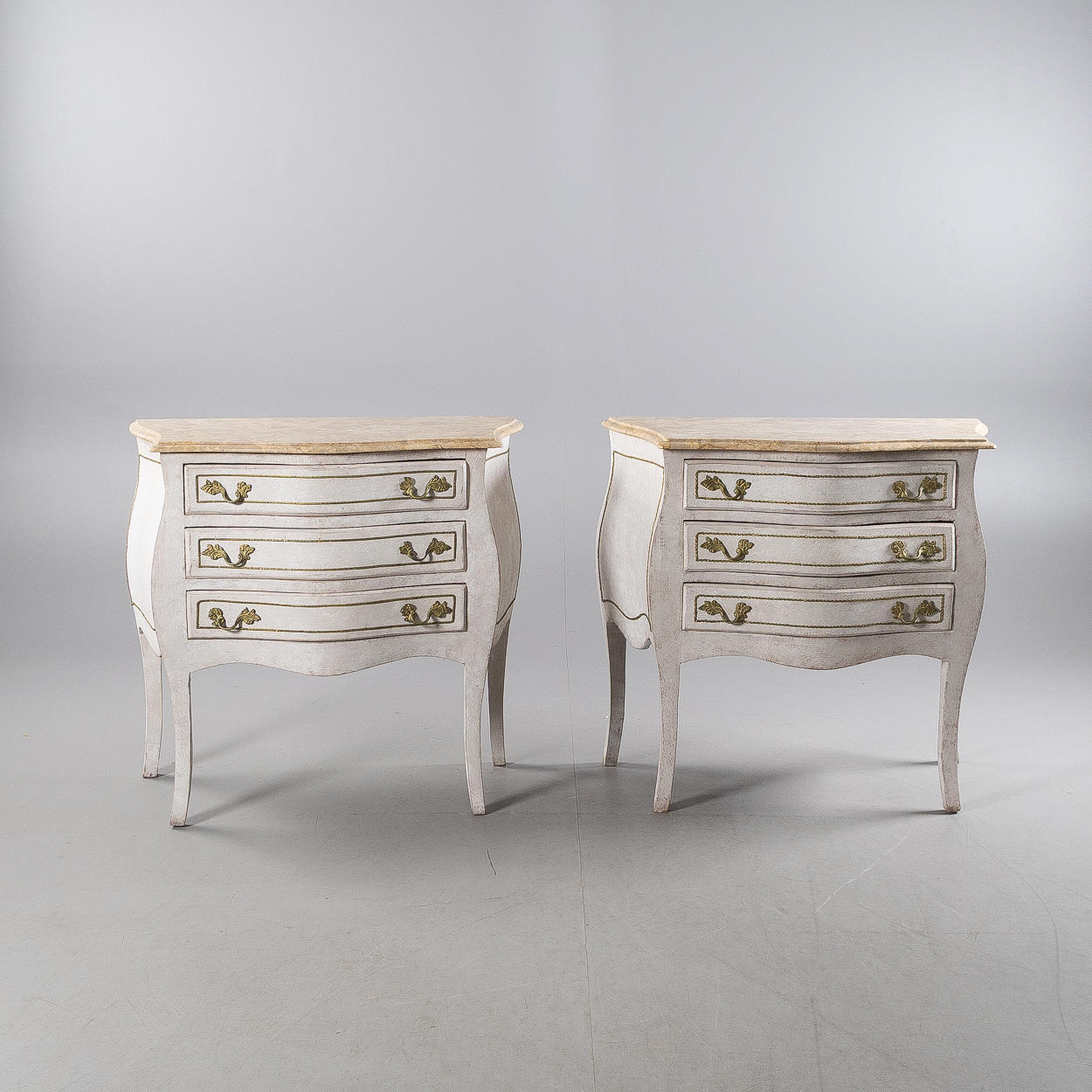 Ein Paar Kommoden im Louis-Seize-Stil.