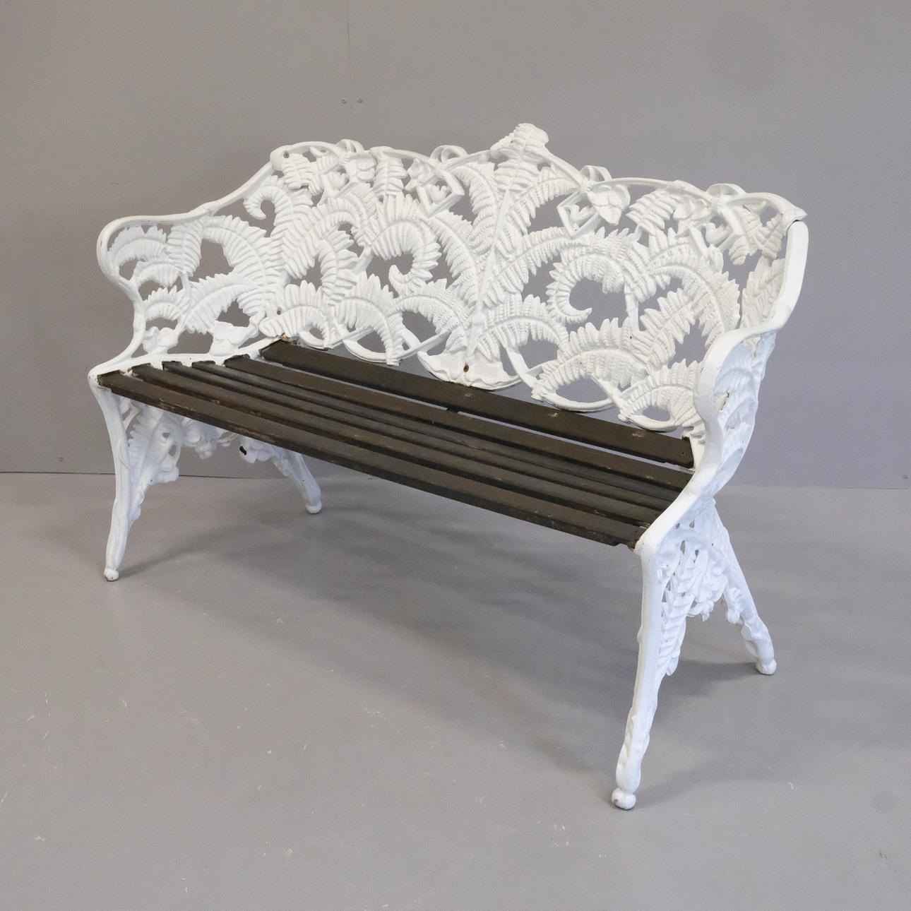 TRÄDGÅRDSSOFFA MED RELIEFDEKOR AV ORMBUNKE.