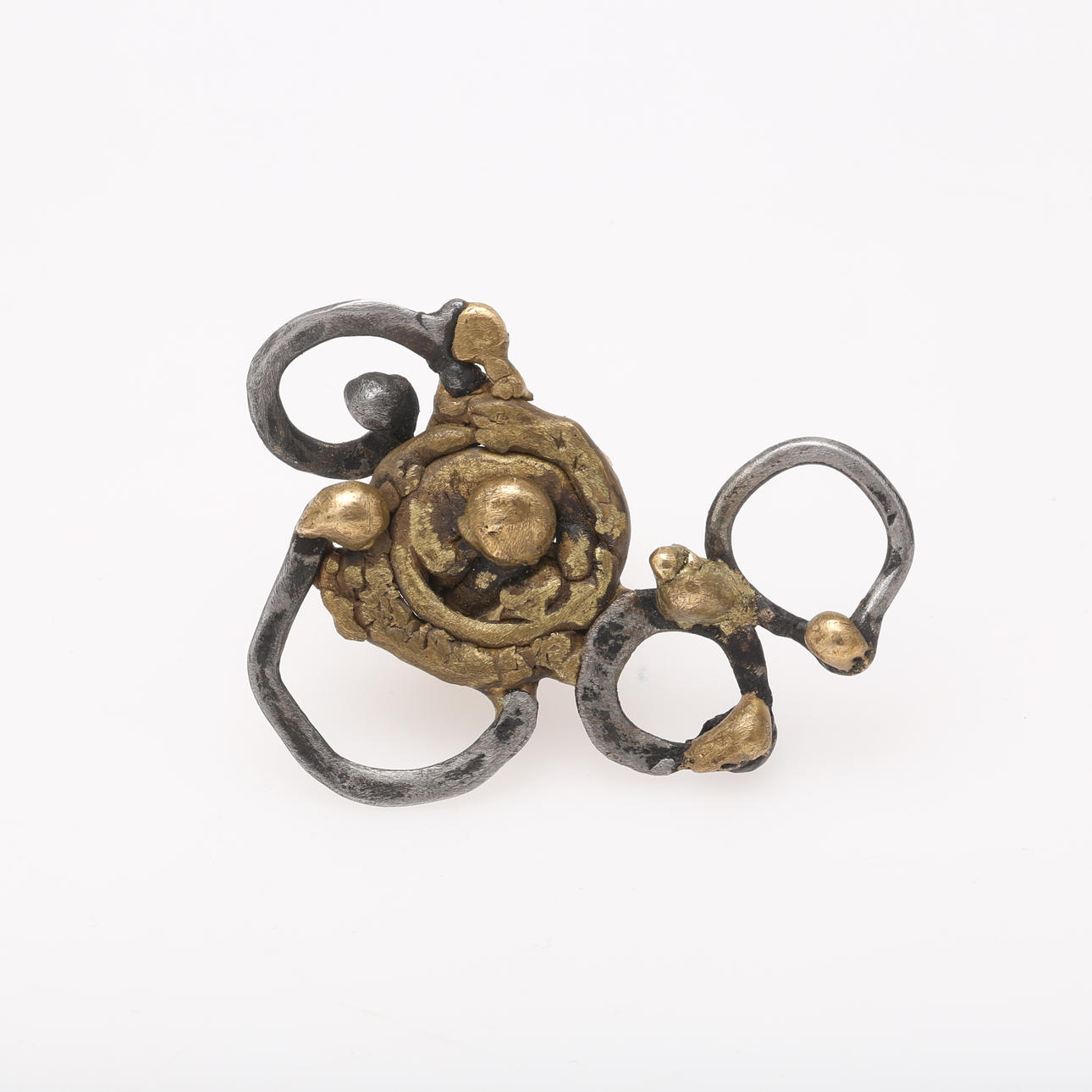 EIN METALLRING, Karna Studio, Indonesien.