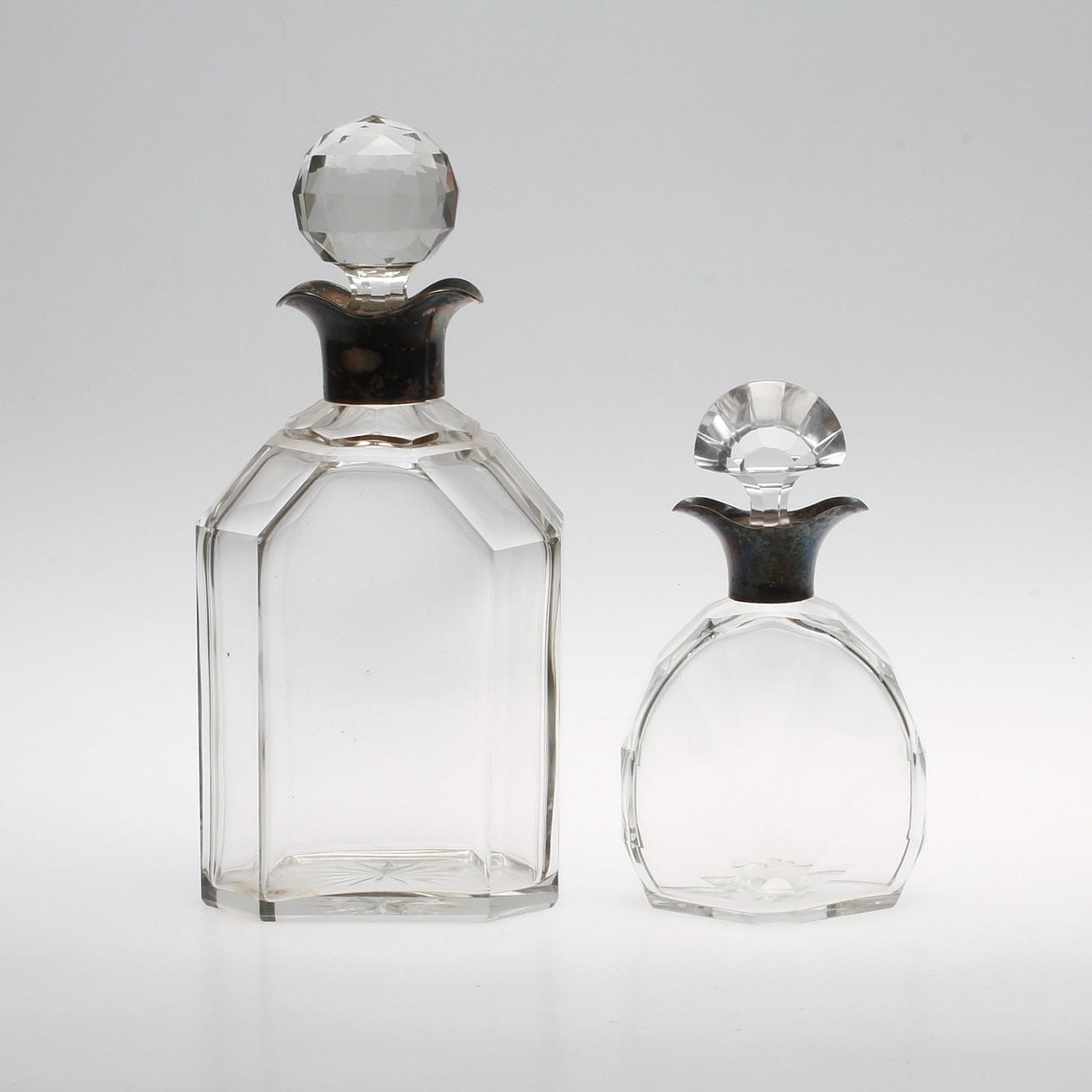 KARAFFER, 2 st, glas med silverfattning, bland annat K Andersson, Stockholm, 1900-tal.