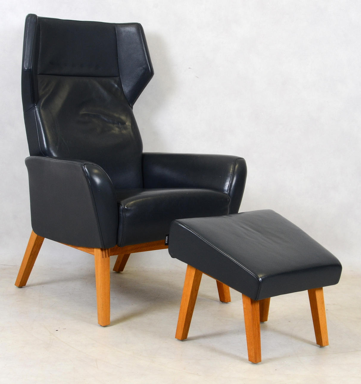 CARL HENRIK SPAK. Fåtölj med fotpall, svart läder, Swedese.