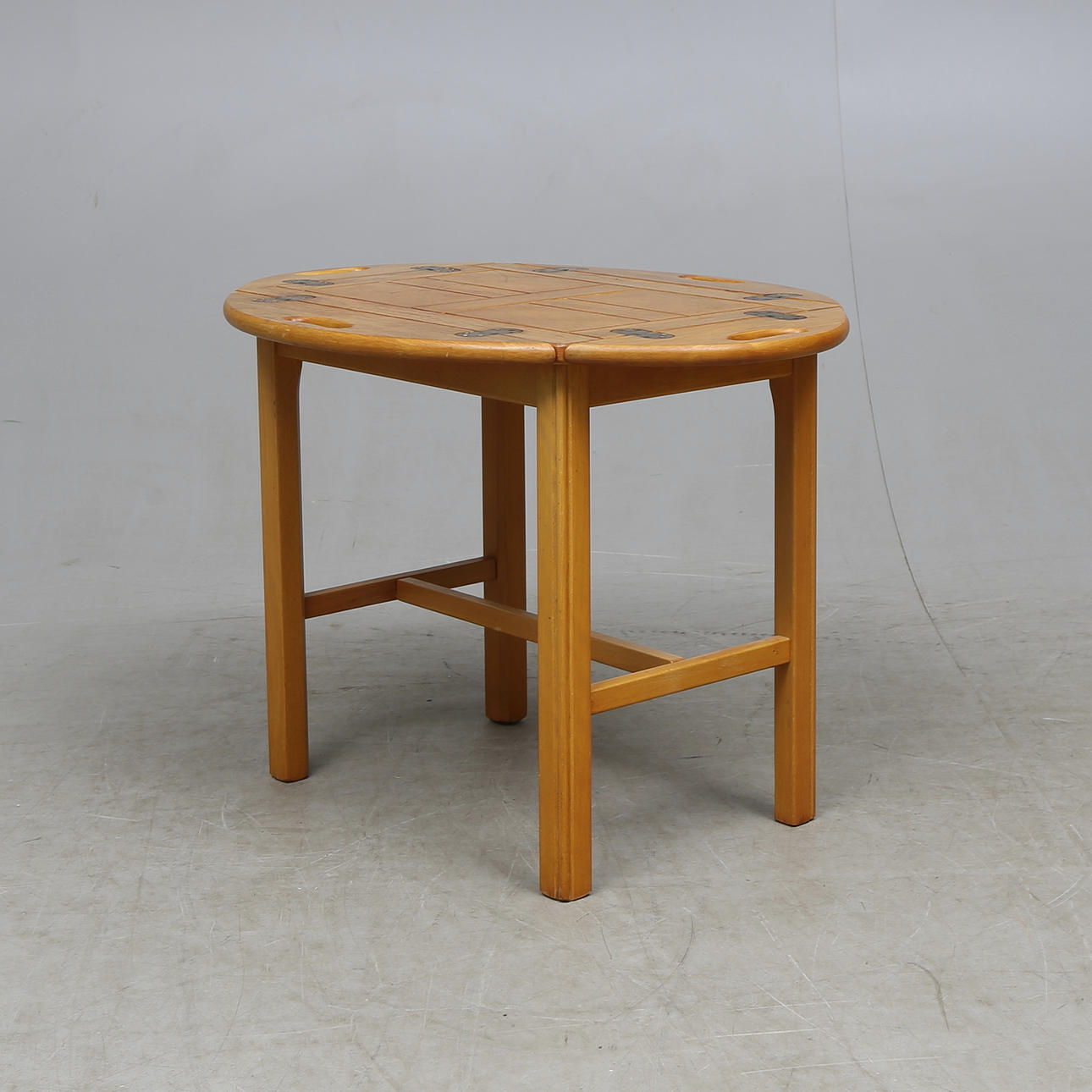 LAMPBORD, så kallat "Butlers Tray, England, 1900-talets andra hälft.