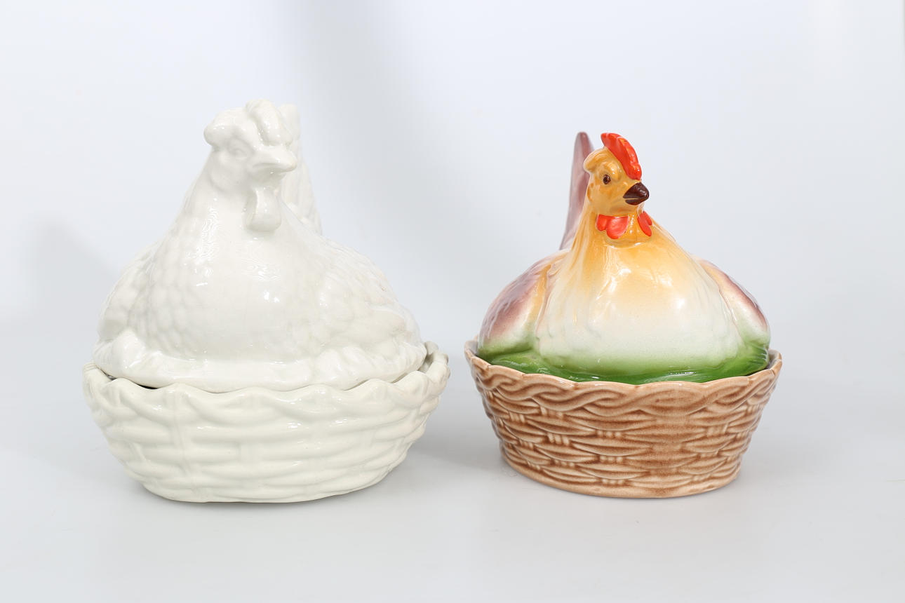 ÄGGHÖNOR, porslin, 2 stycken, 1900-tal.